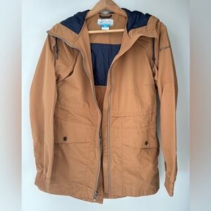 Size Small Columbia lightweight jacket with hood